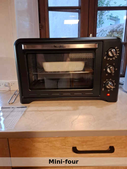 Mini-four Ce mini-four vous permettra de cuire une pizza ou de faire gratiner vos plats.