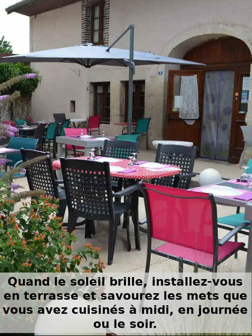 Prenez vos repas sur la terrasse de l'Auberge du Tilleul. Quand le soleil brille, installez-vous en terrasse et savourez les mets que vous avez cuisinés à midi, en journée ou le soir.
