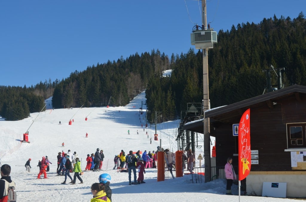 Pratiquer le ski dans le massif