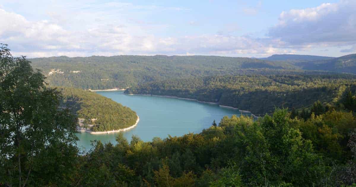 Lac de Vouglans Jura, lac artificiel avec 3 plages aménagées
