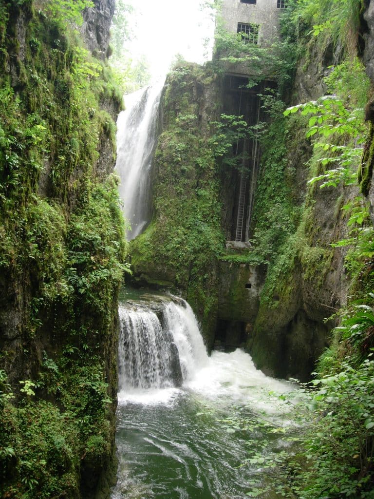 Découvrez la cascade ou de la Langouette dans le Jura Découvrez la cascade ou de la Langouette dans le Jura
