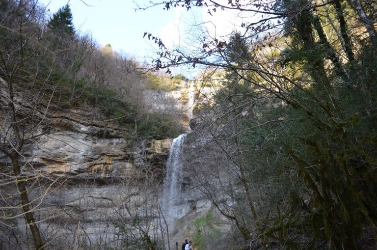 Découvrez la cascade de la queue de cheval dans le Jura Découvrez la cascade de la queue de cheval dans le Jura