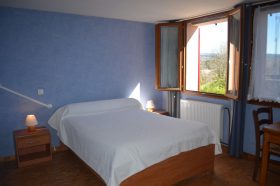 La chambre pour personne à mobilité réduite peut accueillir trois personnes.