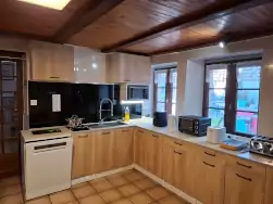 La kitchenette est équipée d'une plaque induction, d'un évier, de poêles, d'un fait-tout, d'un micro-ondes, d'une planche à découper et d'un lave-vaisselle.