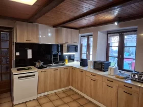 La kitchenette est équipée d'une plaque induction, d'un évier, de poêles, d'un fait-tout, d'un micro-ondes, d'une planche à découper et d'un lave-vaisselle.