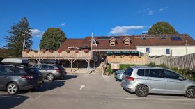Pizzeria Le Lacustre avec des voitures garées sur le parking.