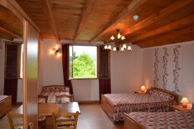 L'Auberge du Tilleul dans le Jura propose à ses hôtes la location de chambres familiales pour 5 personnes.