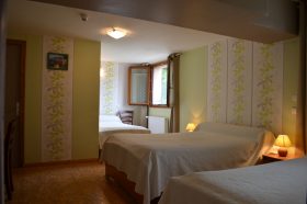 L'Auberge du Tilleul propose la location de chambres de campagne pour quatre personnes dans le Jura.