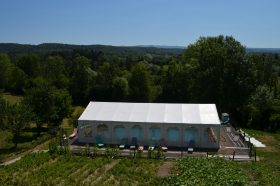 La piscine couverte est chauffée du 15 avril au 1er octobre.