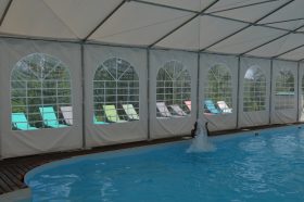 Jeu dans la piscine de l'auberge du Tilleul