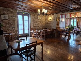 La salle commune de l'auberge du Tilleul est un endroit où les voyageurs peuvent non seulement prendre leurs repas, leur petit-déjeuner, mais aussi se retrouver autour d'une partie de cartes.