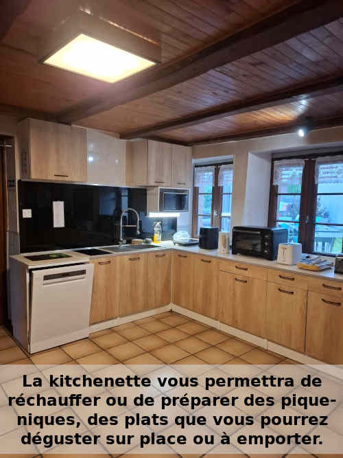 La kitchenette équipée pour votre hébergement à l'auberge du tilleul dans Jura vous permettra de réchauffer ou de préparer des pique-niques, des plats que vous pourrez déguster sur place ou à emporter.