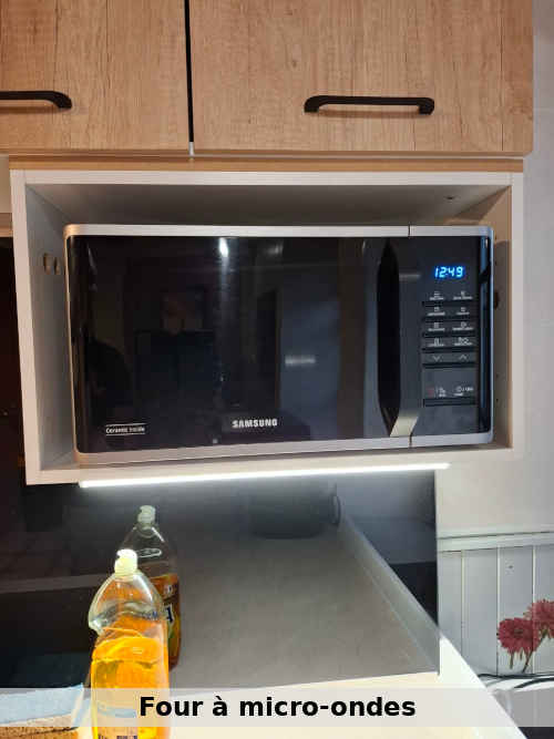 Ce four à micro-ondes vous permettra de réchauffer rapidement vos plats.