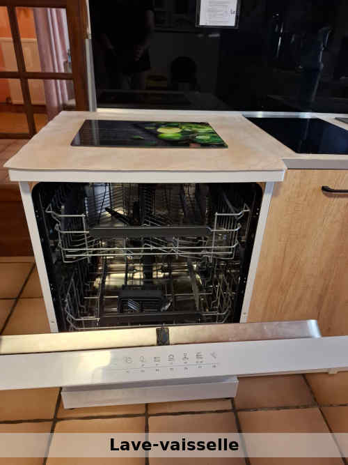 Le lave-vaisselle fait partie des équipements de la kitchenette de l'auberge.