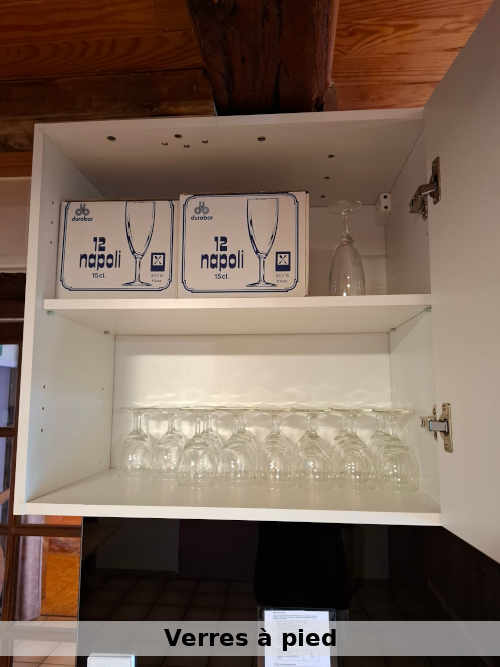 Des verres à pied pour déguster un bon vin du Jura.