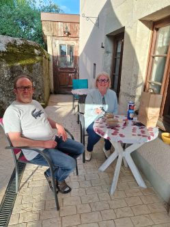 Repas léger le soir sur la terrasse de l'auberge du Tilleul.
